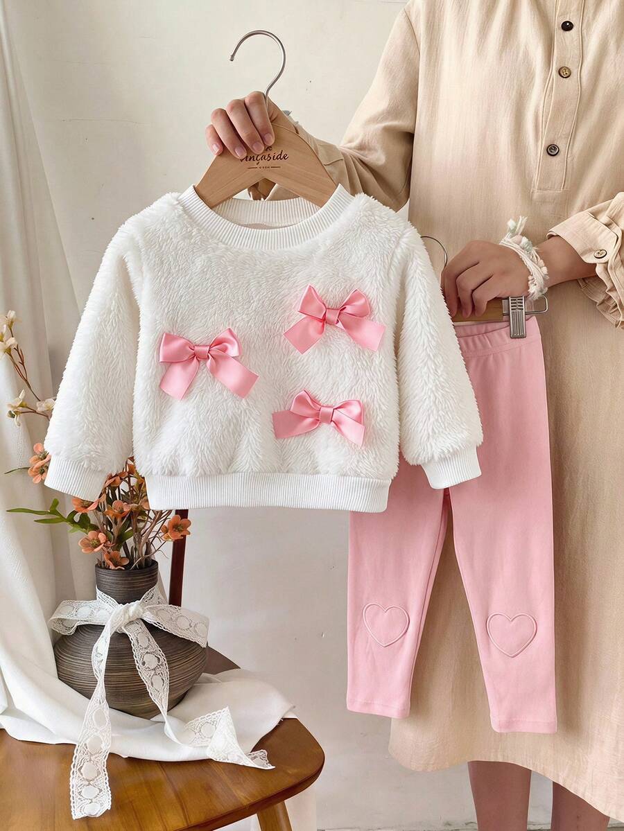 SHEIN Playful Pals 2件組女嬰可愛時尚毛絨蝴蝶結愛心長袖厚實柔軟上衣褲子連褲襪套裝,街頭風校園派對秋季穿搭 - 粉色 - 查看 1
