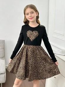 SHEIN فستان مدرسي للفتيات المراهقات كاجوال منسوج بتصميم مرقع بطبعة نمر ورقعة قلب، بقصة ضيقة وحافة مكشكشة، أسود خفيف الوزن وقابل للتنفس وانسيابي أنثوي - الأسود - مشاهدة 7