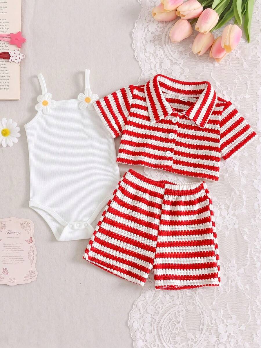 SHEIN 女嬰 3 件套夏季復古風套裝,紅白條紋紋理領短袖開襟衫 + 純色連身衣 + 同款條紋短褲,親膚針織紋理,美式復古風女嬰休閒出遊度假百搭服飾 - 紅色 - 查看 1