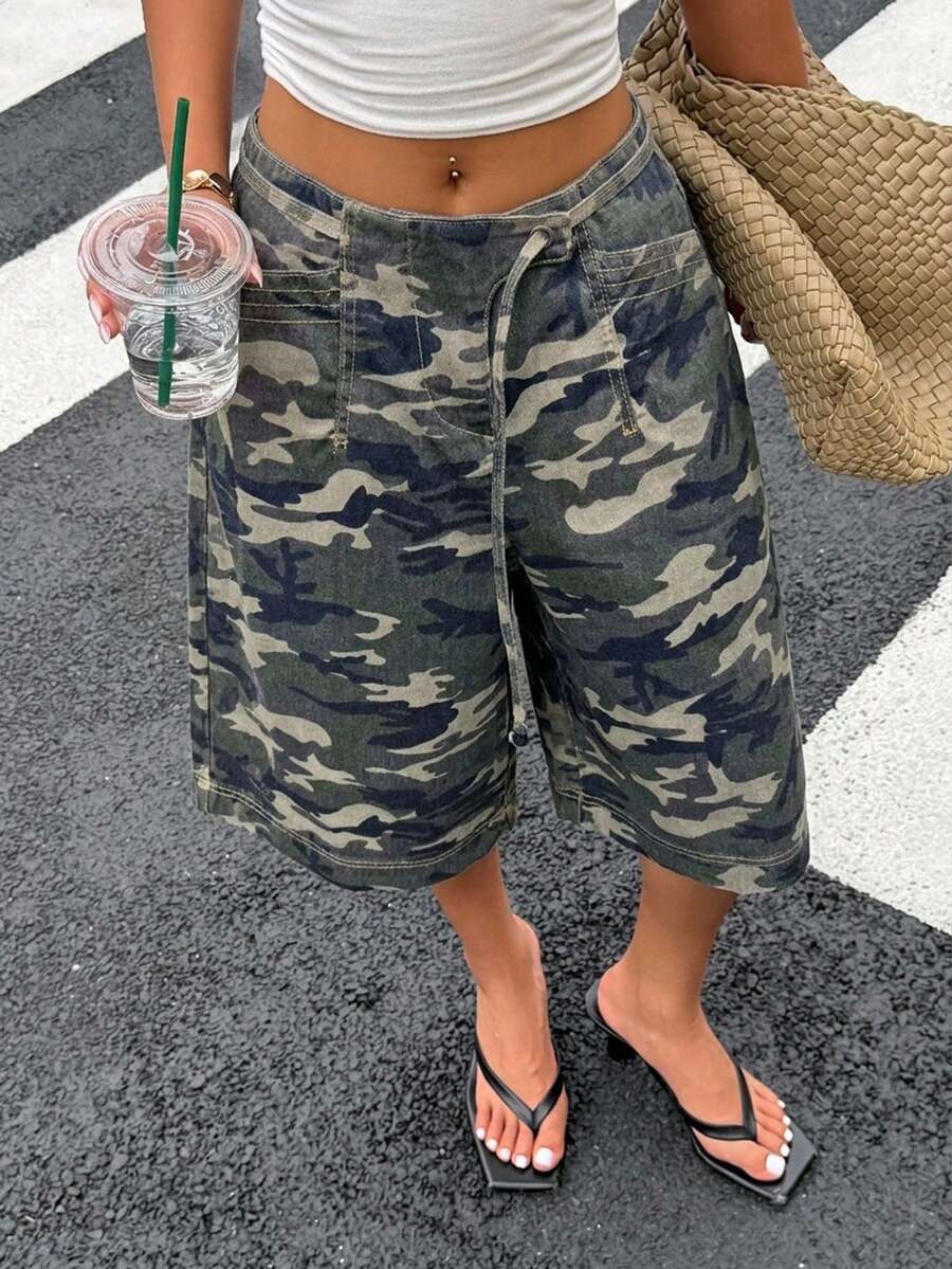DAZY 女款夏季復古街頭風對比縫線口袋迷彩休閒度假直筒寬腿百慕大牛仔短褲 旅行卡其綠 - 墨綠色 - 查看 1