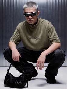 IRON GLYPH 男士仿麂皮刺繡短袖圓領T恤，時尚款 - 軍綠色 - 查看 5