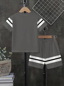Tween Boy Summer Gray Knight Print Set, Contrasting Stripe Design, Short Sleeved Tee+Shorts Two Pieces Set Suitable For Daily Weekend Outings - Multicolor - View 2