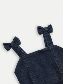 SHEIN Elladie kids 女童個性化百搭度假休閒舒適可愛時尚無彈力蝴蝶結百褶牛仔吊帶裙 薄款夏季 - 深色水洗藍 - 查看 9