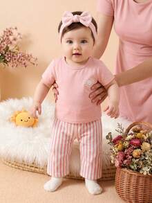 SHEIN Playful Pals 2件套嬰兒/幼兒女童甜美優雅可愛風春夏新款 粉色小太陽圖案圓領短袖上衣 + 粉白條紋長褲，柔軟舒適面料，適合日常穿著或戶外活動 - 粉色 - 查看 5