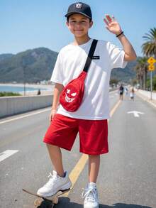 SHEIN 2件套儿童青少年男童运动休闲校园风短袖上衣、短裤和斜挎包三件套，适合通勤、上学、日常休闲外出、运动、春夏季节穿着。 - 紅色 - 查看 5