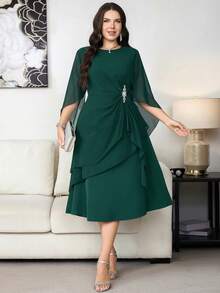 SHEIN Clasi Vestido elegante de talla grande para mujer con decoración de strass en la cintura, cuello redondo y bajo con volantes - Verde - Ver 8