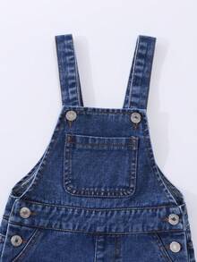 SHEIN 女童牛仔吊帶褲，水洗深藍色牛仔布，方形前口袋配金屬鈕扣，可調節肩帶，寬鬆舒適版型，適合全年日常通勤、校園穿著或休閒出遊，風格偏向日系工裝與復古街頭風，可搭配T恤或襯衫，兼顧舒適與時尚 - 中等水洗藍 - 查看 4