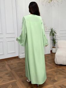 Al Najma 女款網紗拼接 3D 蝴蝶裝飾長袍 - 綠色 - 查看 5