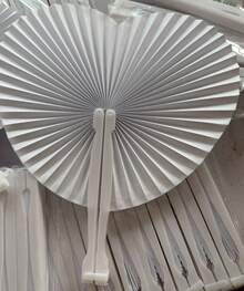 50pcs/30pcs/10pcs White Paper Fans, Foldable Handheld Ladies Fans, Heart Shape Wedding Decoration Folding Hand Fans For Bride Guests Church Party Favors Dance Birthday DIY - White - View 4