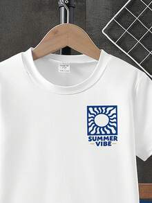 1 Conjunto de ropa de verano popular para niños, con logotipo pequeño en la parte delantera y estampado de sol en la parte trasera, combinado con pantalones cortos a rayas refrescantes. El esquema de colores azul y blanco enérgico aporta vibraciones de vacaciones, adecuado para la playa, salidas, reuniones, ideal para fotos, fácil de combinar y versátil. - Multicolor - Ver 7