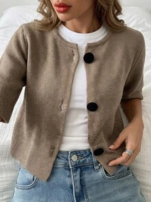 SHEIN 女装短款宽松版型上衣,廓形挺括。采用宽大的短袖设计,正面饰有醒目的纽扣,并配有圆领。 - 米色 - 查看 2