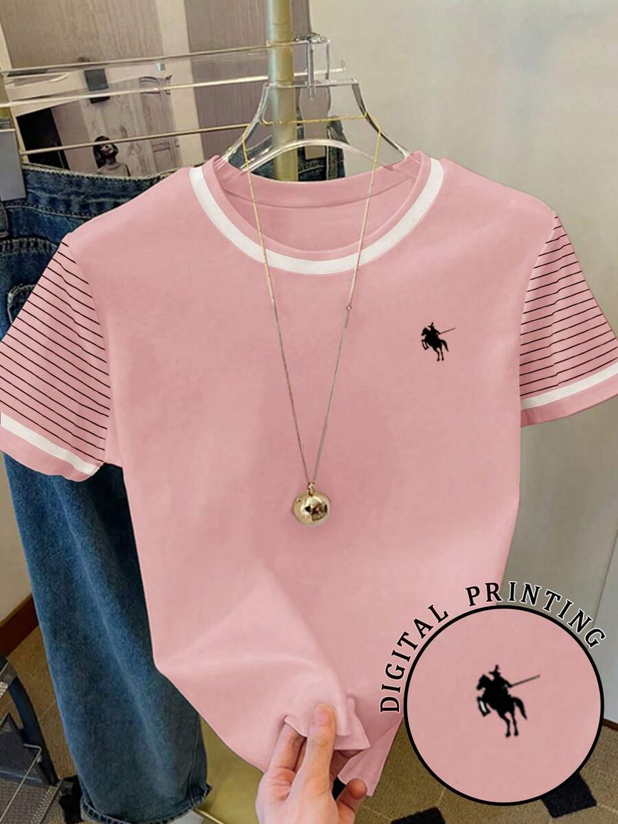 SHEIN 少女休闲复古美式校园经典迷你Logo骑士图案T恤,黑粉条纹,杏色饰边,短袖圆领,适合夏季穿着;美国女孩度假白色修身T恤,适合日常居家穿着;粉色碎花条纹时尚舒适百搭,营造度假氛围;冬季时尚澳洲风,轻松舒适,马匹Logo印花;情人节、度假、少女服装;白色上衣学院风少女衬衫,夏季休闲少女上衣,粉色紧身T恤,可爱粉色衬衫,可爱美学夏季衬衫 - 彩色 - 查看 1