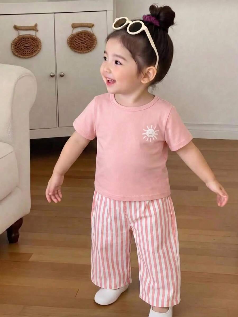 SHEIN Playful Pals 2件套嬰兒/幼兒女童甜美優雅可愛風春夏新款 粉色小太陽圖案圓領短袖上衣 + 粉白條紋長褲，柔軟舒適面料，適合日常穿著或戶外活動