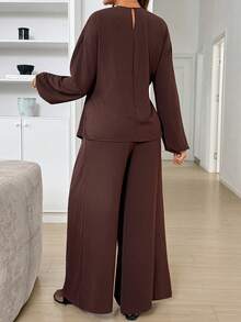 SHEIN طقم من قطعتين للحوامل: ملابس علوية بأكمام طويلة مع إبزيم معدني منقوش وبنطال فضفاض بخصر قابل للتعديل، للخريف - قهوة بني - مشاهدة 2