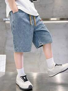 SHEIN Tween Boys' Denim Shorts, Summer New Fashion, Versatile, Collegiate Style, Light Blue Washed , Comfortable Elastic Waistband, Leather Patch & Drawstring Design, Suitable For Daily Wear, Vacation, School, Commute, Gathering - Baby Blue - View 6