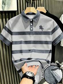 Manfinity Hypemode 復古丹寧風藍白對比條紋 Polo 衫，印有馬標 Logo，藝術感短袖上衣，男女款圖案 T-shirt，夏季休閒日常百搭上衣 - 彩色 - 查看 1