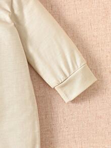 SHEIN 新生兒拍照套裝與道具 柔軟領圖案 100天長袖連身衣 - 卡其色 - 查看 7
