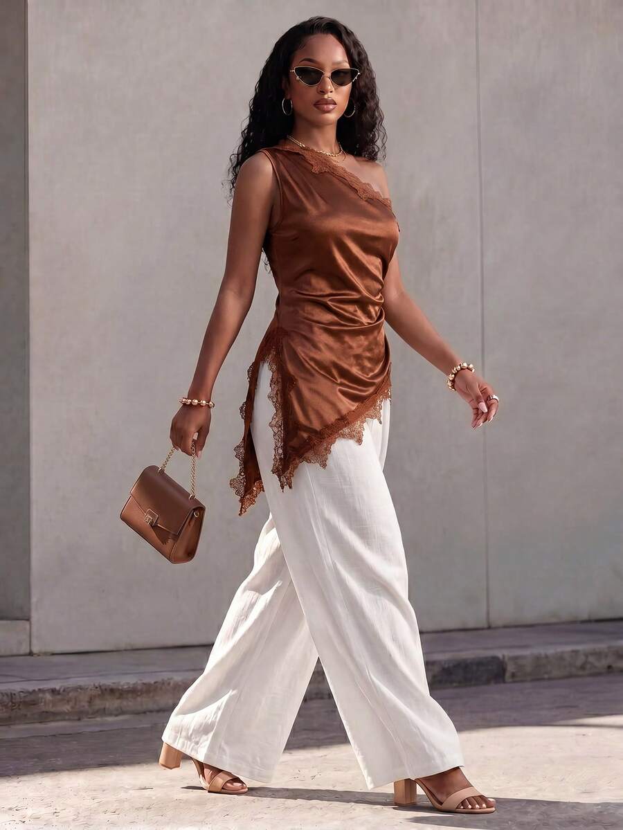 SHEIN Blouse satinée minimaliste et élégante pour femmes, à une épaule, avec bordure en dentelle marron, patchwork et ourlet asymétrique, sans manches, convient pour les rendez-vous, les vacances, le port quotidien décontracté et les fêtes - Tabac - Voir 1