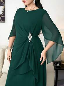 SHEIN Clasi Vestido elegante de talla grande para mujer con decoración de strass en la cintura, cuello redondo y bajo con volantes - Verde - Ver 3