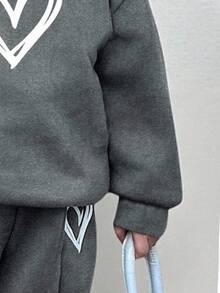 SHEIN 年轻女孩宽松休闲简约舒适圆领心形印花长袖连帽衫和裤子套装 - 深灰色 - 查看 2
