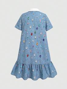 SHEIN 兒童青少年女孩休閒配色 Polo 領修身寬鬆半 A 字洋裝，荷葉邊飾邊牛仔風印花藍色返校季穿搭洋裝 - 藍色 - 查看 2