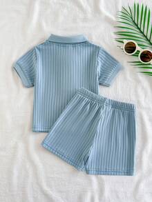 SHEIN Vintaside Kids 男嬰白色夏季休閒提花 Polo 領短袖上衣與短褲套裝，可愛學院風 - 藍色 - 查看 5