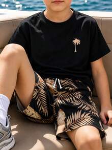 SHEIN 2件組小男孩椰子樹印花圓領短袖T恤與彈性腰短褲，棕櫚樹、熱帶植物、夏季海灘度假假日熱帶夏威夷風情套裝 - 黑色 - 查看 3
