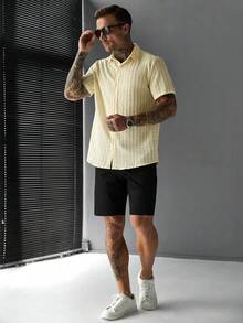Manfinity CasualCool Men's Plus Size Solid Color Single-Breasted Short Sleeve Casual Commuter Shirt - Yellow - View 4