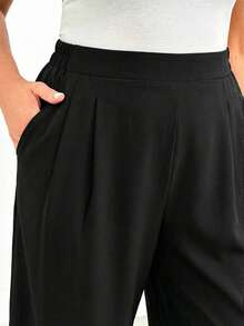 SHEIN Essnce Celana Pendek Bermuda Bordir Lembut Kasual Musim Panas Ukuran Besar Hitam Putih untuk Mendaki, Formal, dan Liburan - Hitam - View 6