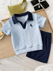 SHEIN 2件組男童套裝，夏季復古條紋紋理短袖 Polo 衫 + 休閒短褲兩件套，上衣領口小 V 領設計，華夫格針織紋理條紋面料，復古配色附內建紋理觸感 - 藍色 - 查看 4