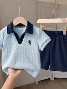 SHEIN 2件組男童套裝，夏季復古條紋紋理短袖 Polo 衫 + 休閒短褲兩件套，上衣領口小 V 領設計，華夫格針織紋理條紋面料，復古配色附內建紋理觸感 - 藍色 - 查看 3