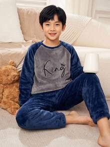 SHEIN 兒童 2 件組大童男孩拼色字母刺繡毛絨布家居服套裝 秋季 - 藏蓝色 - 查看 1