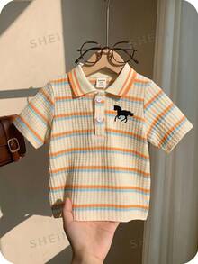 Souflis Souflis 男嬰 Polo 領刺繡圖案短袖 T 恤，將經典 Polo 設計與時尚活潑的刺繡相結合，是嬰兒衣櫥的理想選擇，以經典 Polo 風格搭配趣味刺繡元素，讓您的孩子看起來可愛又時尚，領口設有兩顆鈕扣，方便穿脫並增添時尚感 - 彩色 - 查看 1