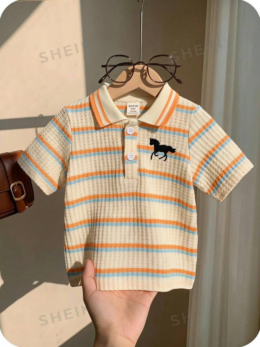 Souflis Souflis 男嬰 Polo 領刺繡圖案短袖 T 恤,將經典 Polo 設計與時尚活潑的刺繡相結合,是嬰兒衣櫥的理想選擇,以經典 Polo 風格搭配趣味刺繡元素,讓您的孩子看起來可愛又時尚,領口設有兩顆鈕扣,方便穿脫並增添時尚感 - 彩色 - 查看 1