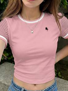 SHEIN 少女休闲复古美式校园经典迷你Logo骑士图案T恤，黑粉条纹，杏色饰边，短袖圆领，适合夏季穿着；美国女孩度假白色修身T恤，适合日常居家穿着；粉色碎花条纹时尚舒适百搭，营造度假氛围；冬季时尚澳洲风，轻松舒适，马匹Logo印花；情人节、度假、少女服装；白色上衣学院风少女衬衫，夏季休闲少女上衣，粉色紧身T恤，可爱粉色衬衫，可爱美学夏季衬衫 - 彩色 - 查看 3