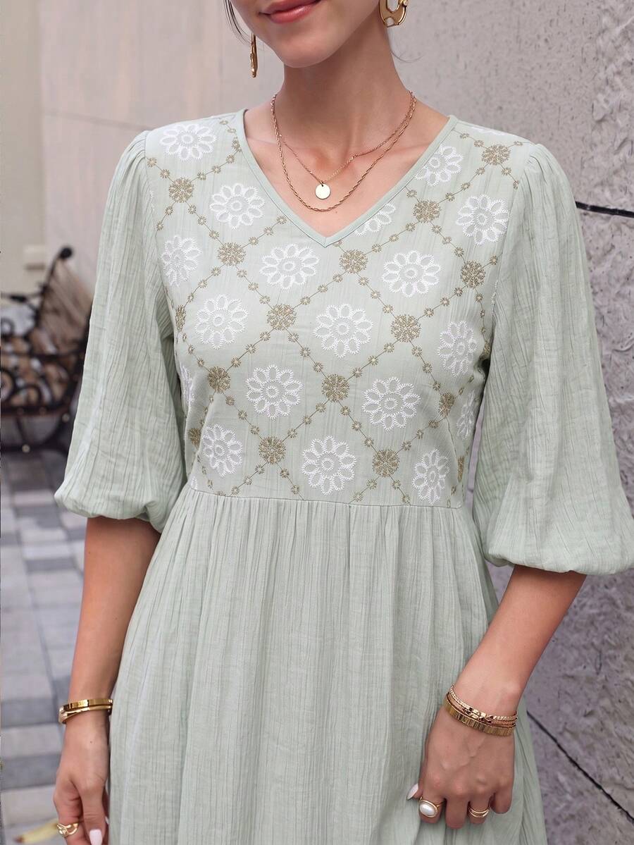 Modelyn 女款法式風格綠色V領刺繡亞麻花瓣袖寬鬆版型九分袖優雅洋裝 - 綠色 - 查看 1