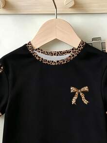 SHEIN 2件組女嬰復古可愛酷風豹紋蝴蝶結撞色短袖上衣 + 拼接喇叭褲套裝，家庭配色黑色 - 彩色 - 查看 3