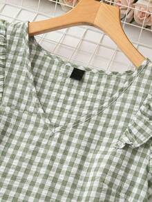 SHEIN LUNE 大码女式休闲格子荷叶边衬衫，适合节日穿着，包括沙滩上衣、度假上衣、夏季上衣、母亲节女式上衣、休闲可爱女式衬衫、夏季格子印花休闲上衣、夏季格子上衣等。 - 彩色 - 查看 7