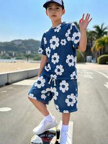 SHEIN 男童T恤套裝，仿丹寧水洗藍底色搭配鏤空大白色花卉滿版印花，柔軟針織圓領T恤與短褲套裝，清新復古韓系風，上下套裝滿版印花設計，制服感易搭配，男童短袖短褲套裝，適合8-12歲 - 藍白色 - 查看 1