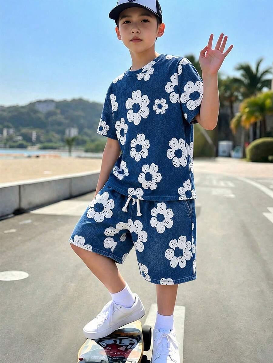 SHEIN 男童T恤套裝，仿丹寧水洗藍底色搭配鏤空大白色花卉滿版印花，柔軟針織圓領T恤與短褲套裝，清新復古韓系風，上下套裝滿版印花設計，制服感易搭配，男童短袖短褲套裝，適合8-12歲 - 藍白色 - 查看 1
