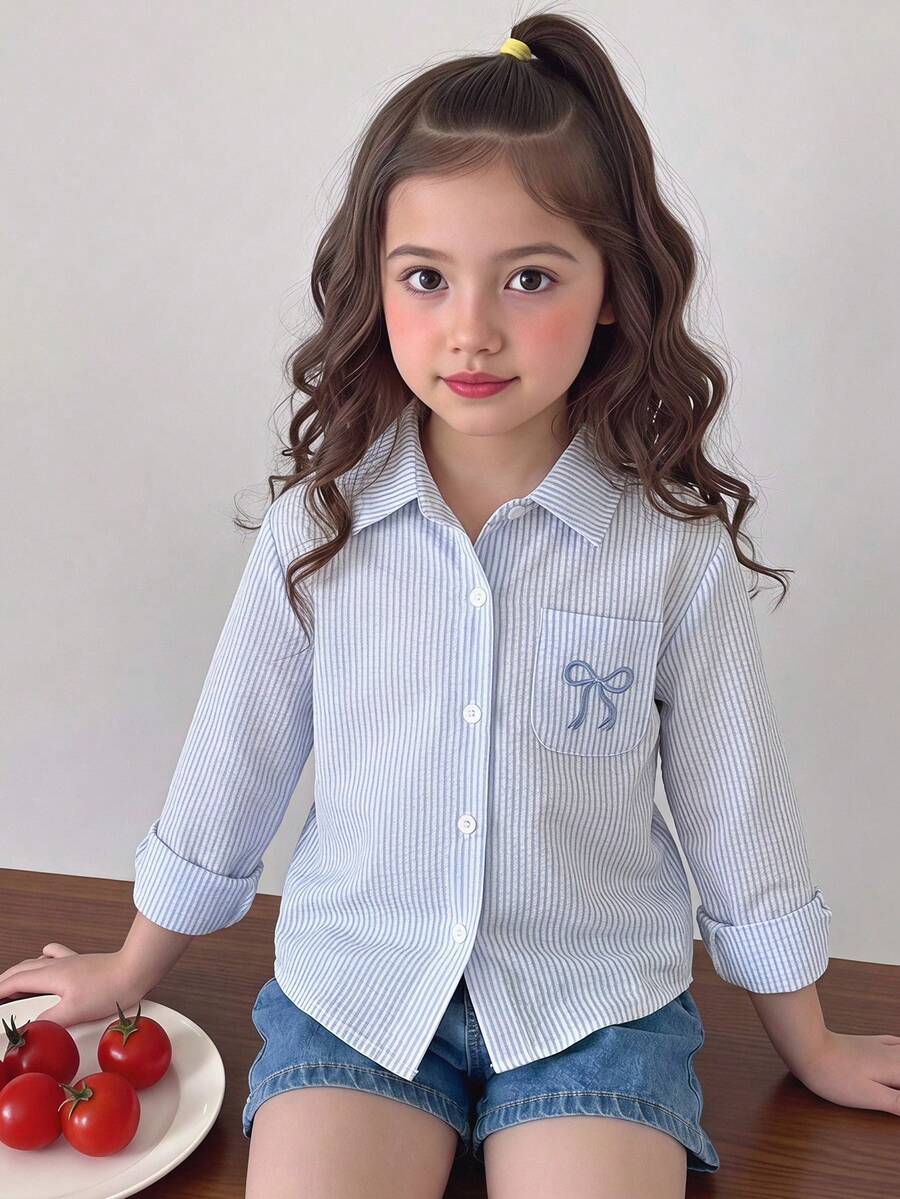 SHEIN Playful Pals 女童休閒仙女牛仔風白色條紋蝴蝶結口袋刺繡長袖鈕扣前襟柔軟襯衫上衣，適合上學、秋季、洗禮儀式