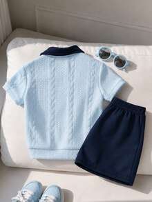 SHEIN 2件組男童套裝，夏季復古條紋紋理短袖 Polo 衫 + 休閒短褲兩件套，上衣領口小 V 領設計，華夫格針織紋理條紋面料，復古配色附內建紋理觸感 - 藍色 - 查看 2