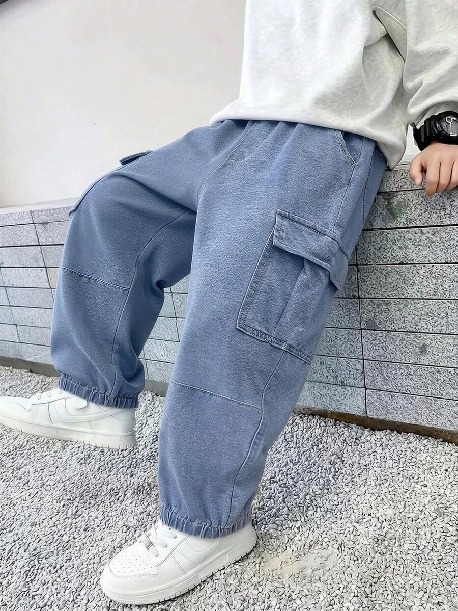 SHEIN Mirajuku 男童復古休閒街頭風酷感多口袋寬鬆舒適全彈力腰抽繩收口牛仔工裝長褲 - 淺色水洗藍 - 查看 1