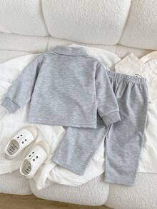 SHEIN Playful Pals 嬰兒男童/女童休閒套裝，灰色花卉，正面刺繡黑馬，秋季風格，適合居家穿著，極簡搭配，幼兒半拉鍊領長袖上衣與長褲套裝，極簡風格 - 淺灰色 - 查看 2