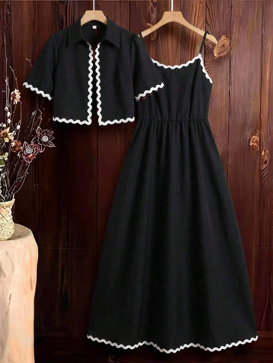 SHEIN Clasi 大尺碼女款2件套:短袖開襟衫與細肩帶洋裝,春夏套裝,夏季服飾,夏季度假穿搭,春季女裝,春季服飾,春季女款,婚禮,婚禮,活動,婚禮,海灘,女款海灘穿搭,女款海灘套裝,嘉年華,嘉年華服裝,嘉年華女款,嘉年華穿搭,2026嘉年華女款造型,嘉年華女款服裝,女款嘉年華服裝,嘉年華度假女款穿搭,女款度假穿搭,夏季度假穿搭,度假,假期,夏季度假穿搭,女款休閒度假套裝,奢華女款兩件套,優雅女款套裝 - 黑色 - 查看 1