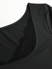Sweetra 女款春夏秋黑色針織優雅性感低胸V領露背蕾絲拼接修身短袖T恤，適合夜生活與日常穿著 - 黑色 - 查看 6