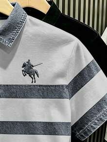 Manfinity Hypemode 復古丹寧風藍白對比條紋 Polo 衫，印有馬標 Logo，藝術感短袖上衣，男女款圖案 T-shirt，夏季休閒日常百搭上衣 - 彩色 - 查看 4