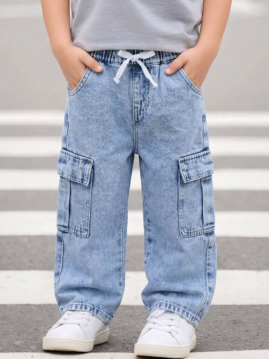 Genkimix Kids 男童夏季新款牛仔多口袋工裝直筒牛仔褲,淺藍色,舒適彈性腰帶,柔軟棉質面料,時尚水洗,適合學校、戶外玩耍、旅行、家庭活動、派對聚會等多種場合 - 中等水洗藍 - 查看 1