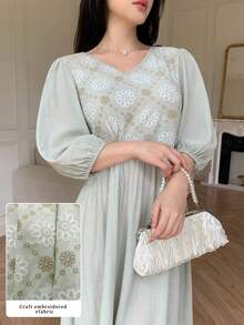 Modelyn 女款法式風格綠色V領刺繡亞麻花瓣袖寬鬆版型九分袖優雅洋裝 - 綠色 - 查看 5