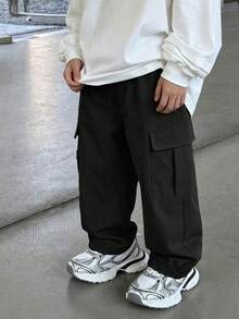 SHEIN Little Byeori 小男孩大口袋3D寬鬆工裝褲，適合通勤、上學、日常休閒、度假、旅行、運動，春夏秋冬四季皆宜 - 黑色 - 查看 1